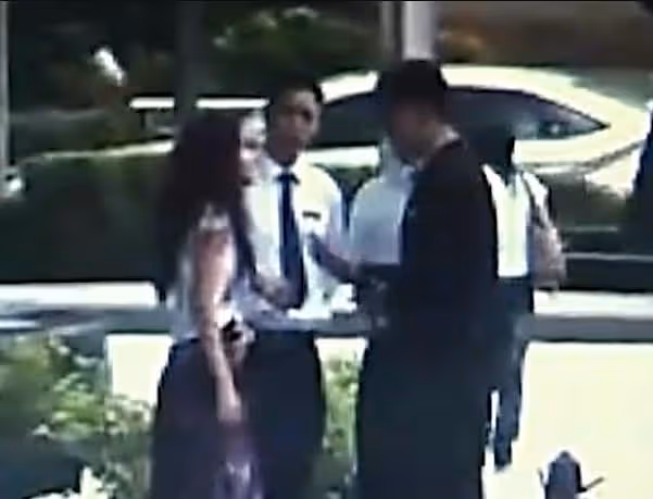 2010年,深圳一孕婦與保安打架,罵其是看門狗,結果被一腳踹流產