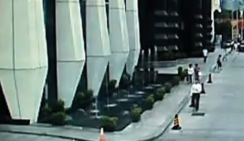 2010年,深圳一孕婦與保安打架,罵其是看門狗,結果被一腳踹流產