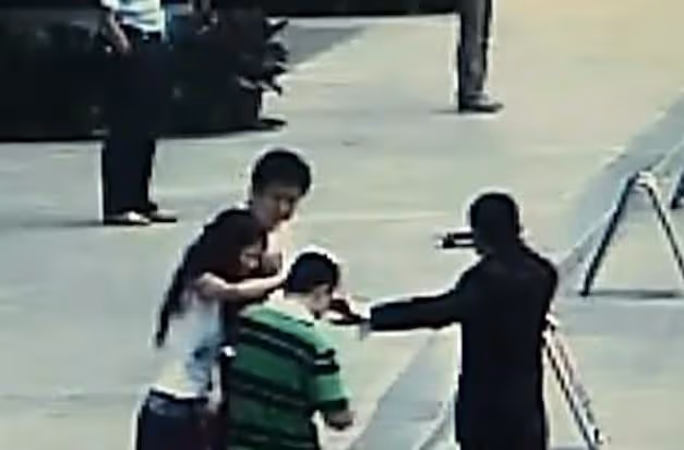 2010年,深圳一孕婦與保安打架,罵其是看門狗,結果被一腳踹流產