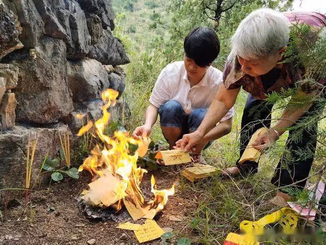 2019年男子患上怪病，身上長滿「樹枝」，散發的氣味讓人永生難忘