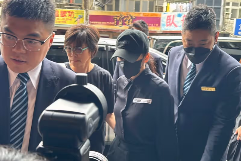寬姐母喪｜徐若瑄來了！邱瓈寬母靈堂致哀　全身黑戴口罩包緊緊