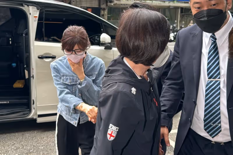 寬姐母喪｜「台語歌后」蔡秋鳳、寶媽靈堂弔唁　牽手安慰邱瓈寬
