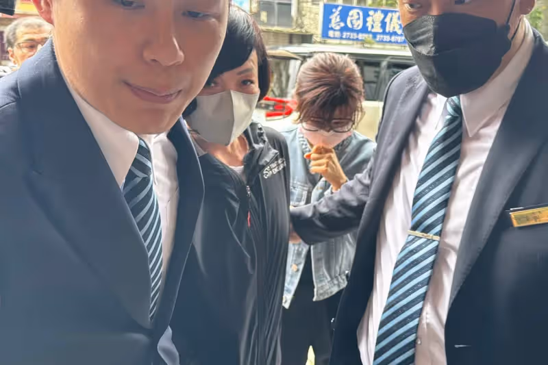 寬姐母喪｜「台語歌后」蔡秋鳳、寶媽靈堂弔唁　牽手安慰邱瓈寬