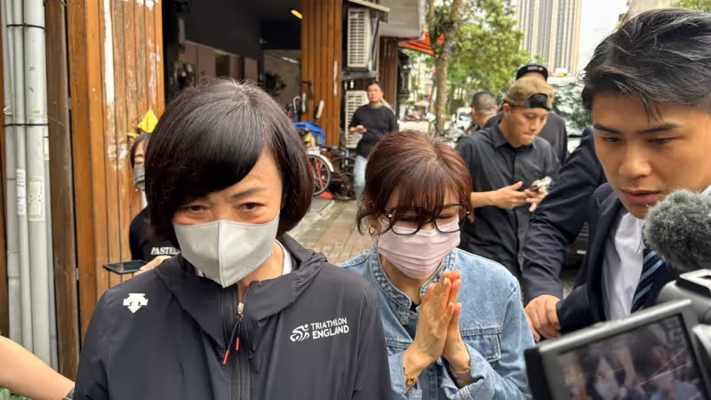 寬姐母喪｜「台語歌后」蔡秋鳳、寶媽靈堂弔唁　牽手安慰邱瓈寬
