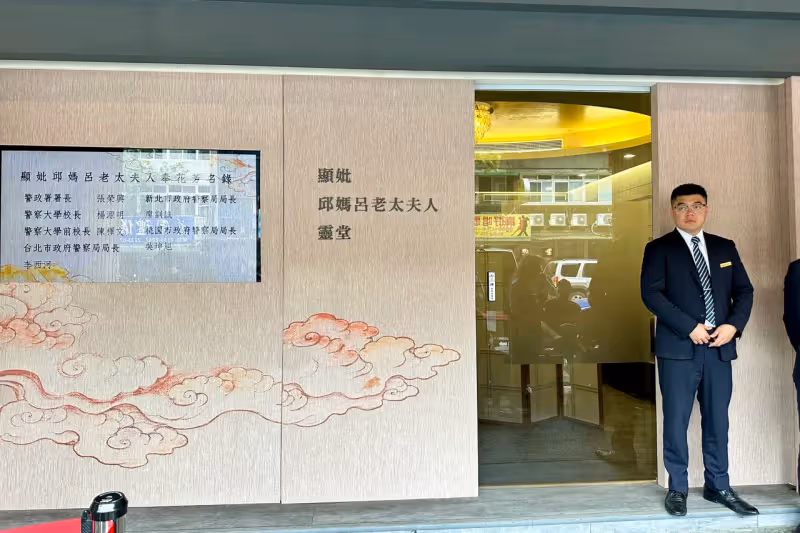 寬姐母喪｜張宇「愛的抱抱」邱瓈寬！母靈堂致哀　給予「祝福安慰」