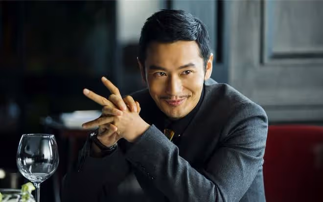 黃曉明舞台紳士舉動成焦點,牽裙擺意外逗樂全場,情商獲贊