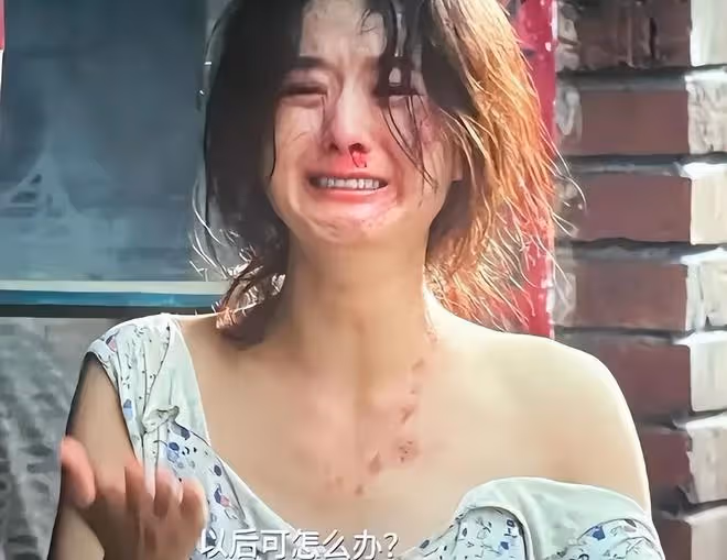 北京這一天,劉亦菲用大腿,給白幼瘦女明星上了一課