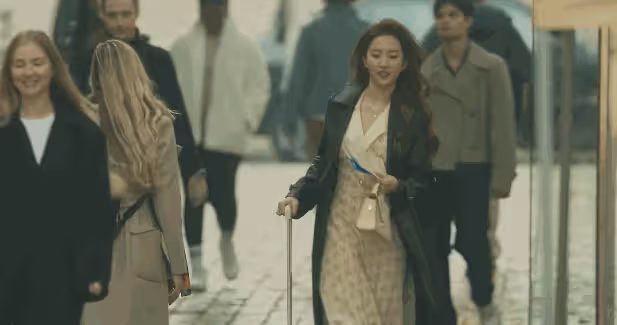 北京這一天,劉亦菲用大腿,給白幼瘦女明星上了一課