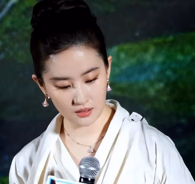 北京這一天,劉亦菲用大腿,給白幼瘦女明星上了一課
