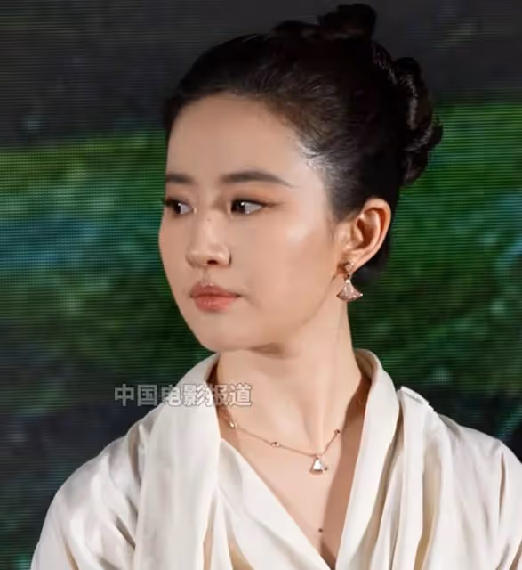 北京這一天,劉亦菲用大腿,給白幼瘦女明星上了一課