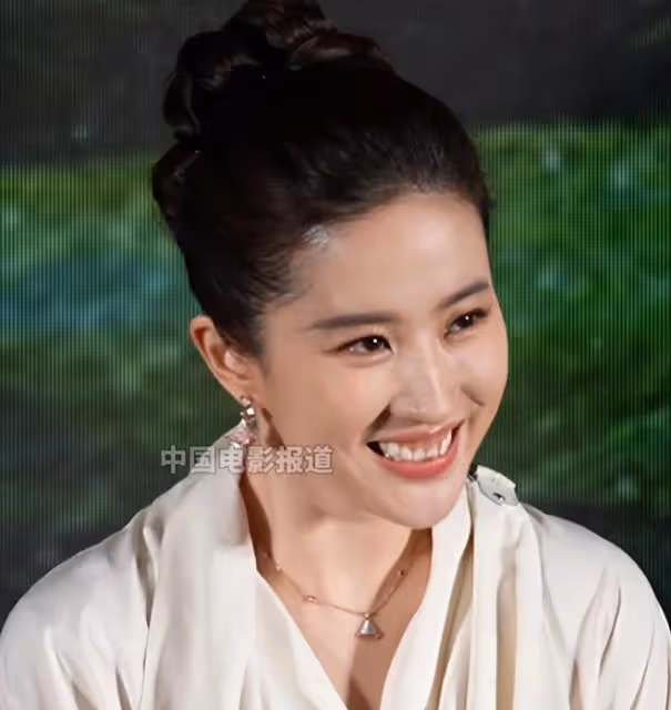 北京這一天,劉亦菲用大腿,給白幼瘦女明星上了一課
