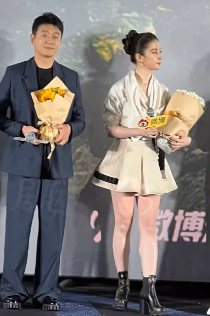 北京這一天,劉亦菲用大腿,給白幼瘦女明星上了一課