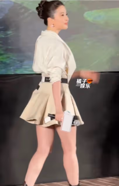 北京這一天,劉亦菲用大腿,給白幼瘦女明星上了一課