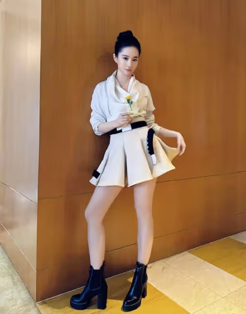 北京這一天,劉亦菲用大腿,給白幼瘦女明星上了一課