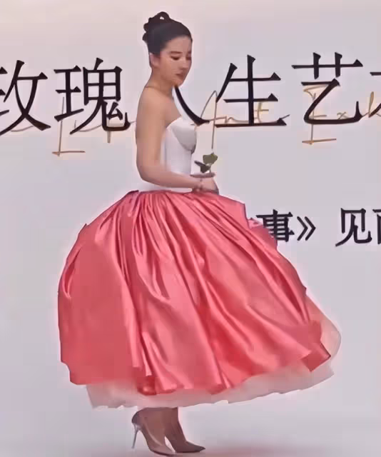 北京這一天,劉亦菲用大腿,給白幼瘦女明星上了一課