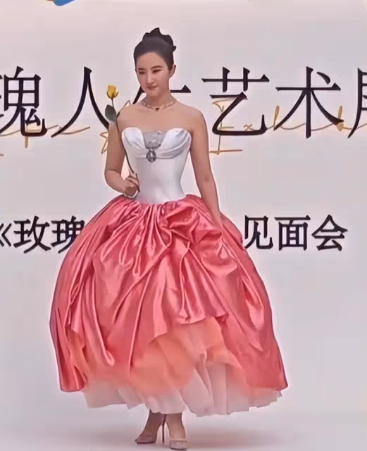 北京這一天,劉亦菲用大腿,給白幼瘦女明星上了一課
