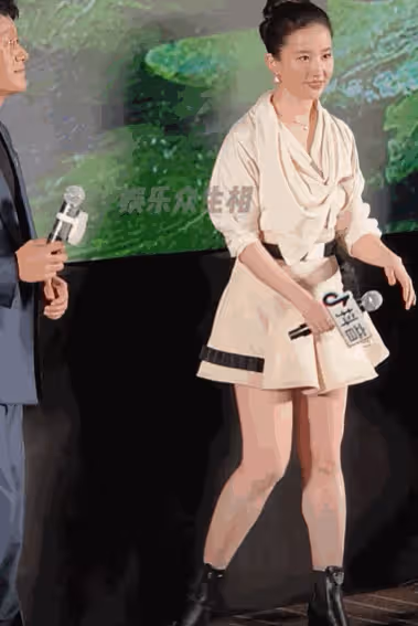 北京這一天,劉亦菲用大腿,給白幼瘦女明星上了一課