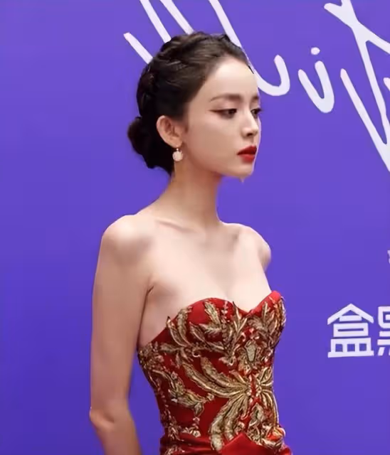 北京這一天,劉亦菲用大腿,給白幼瘦女明星上了一課