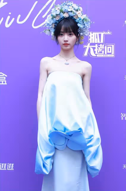 北京這一天,劉亦菲用大腿,給白幼瘦女明星上了一課