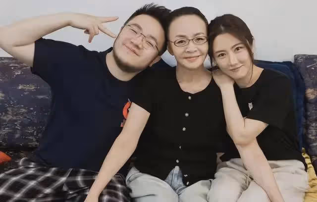 宋丹丹兒媳王博谷:嫁小7歲巴圖生兩子,和婆婆情如姐妹