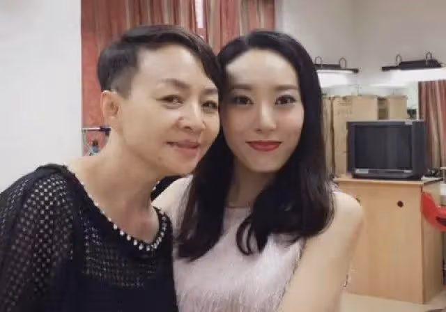 宋丹丹兒媳王博谷:嫁小7歲巴圖生兩子,和婆婆情如姐妹