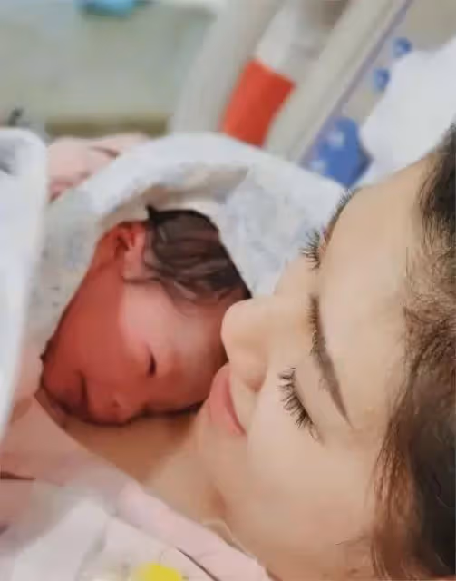 她19歲爆紅,意外毀容被前夫嫌棄,如今和小7歲男友未婚生子