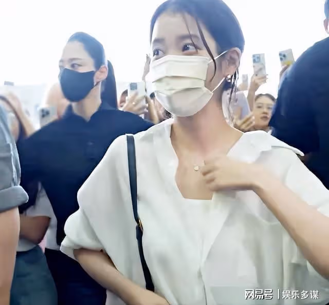 IU機場被包圍突原地蹲下消失!背後超暖原因被贊爆,女神加碼撒嬌