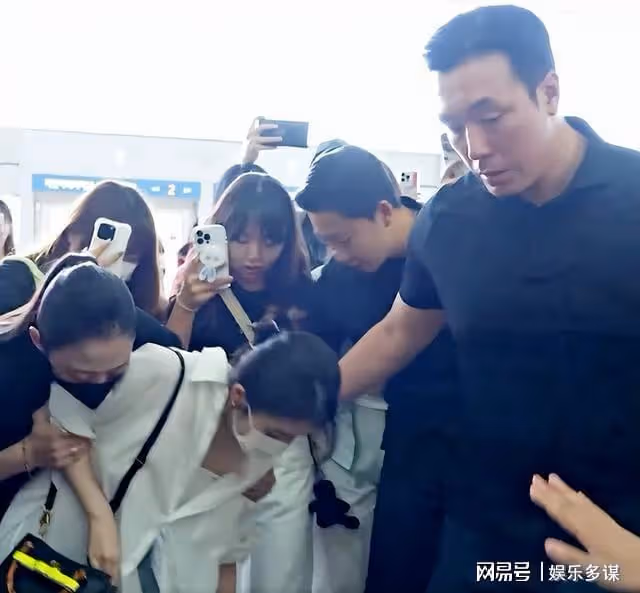 IU機場被包圍突原地蹲下消失!背後超暖原因被贊爆,女神加碼撒嬌