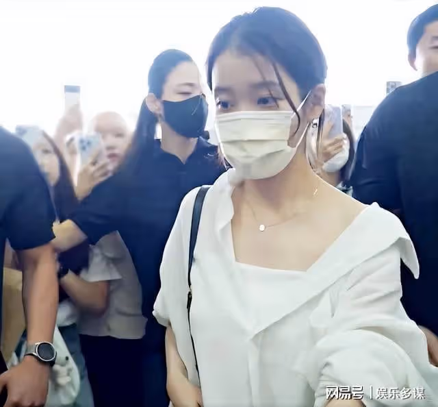 IU機場被包圍突原地蹲下消失!背後超暖原因被贊爆,女神加碼撒嬌