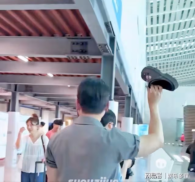 IU機場被包圍突原地蹲下消失!背後超暖原因被贊爆,女神加碼撒嬌