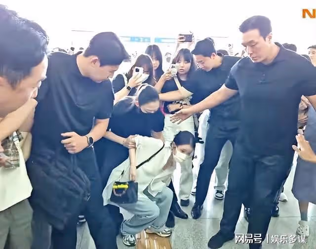 IU機場被包圍突原地蹲下消失!背後超暖原因被贊爆,女神加碼撒嬌