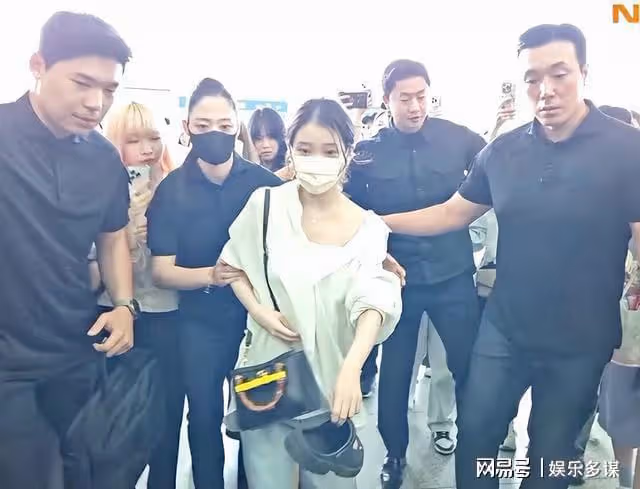 IU機場被包圍突原地蹲下消失!背後超暖原因被贊爆,女神加碼撒嬌