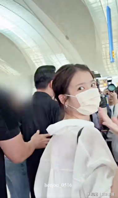 IU機場被包圍突原地蹲下消失!背後超暖原因被贊爆,女神加碼撒嬌