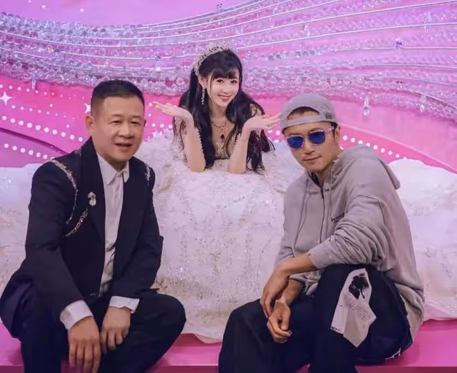 43歲謝霆鋒參加富二代婚禮,看了他的資產,才知他的低調和實力