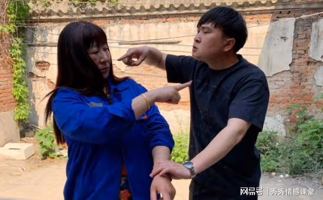 女兒女婿鬧離婚,我勸架心急如焚,女婿冷笑:假仁假義給誰看