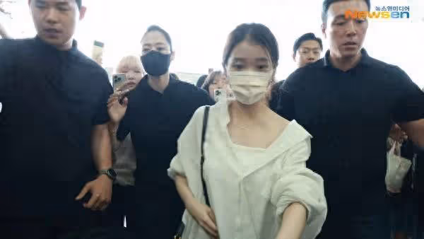 IU機場突往後蹲嚇壞眾人 女保鏢秒張開雙手接住她⋯舉動被贊爆