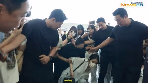 IU機場突往後蹲嚇壞眾人 女保鏢秒張開雙手接住她⋯舉動被贊爆