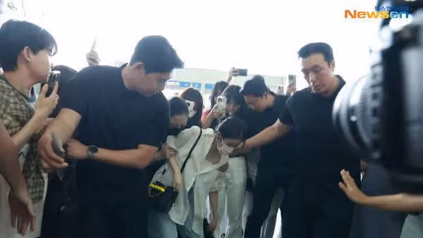 IU機場突往後蹲嚇壞眾人 女保鏢秒張開雙手接住她⋯舉動被贊爆