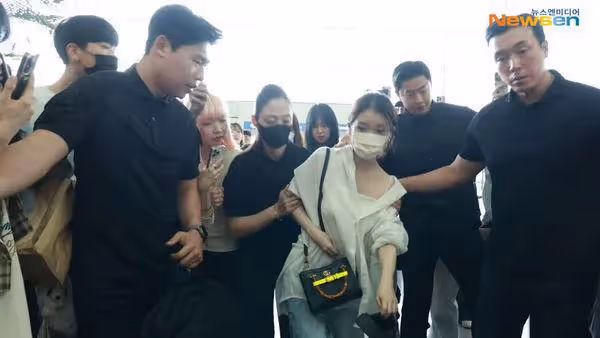 IU機場突往後蹲嚇壞眾人 女保鏢秒張開雙手接住她⋯舉動被贊爆