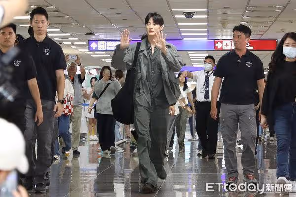 邊佑錫機場傳回韓網！粉絲震驚「比例瘋掉」：新聞照可拍成這樣？