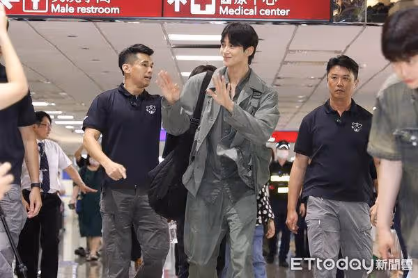 邊佑錫機場傳回韓網！粉絲震驚「比例瘋掉」：新聞照可拍成這樣？