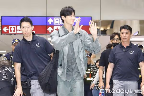 邊佑錫機場傳回韓網！粉絲震驚「比例瘋掉」：新聞照可拍成這樣？