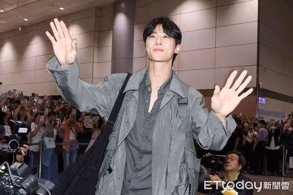 邊佑錫機場傳回韓網！粉絲震驚「比例瘋掉」：新聞照可拍成這樣？