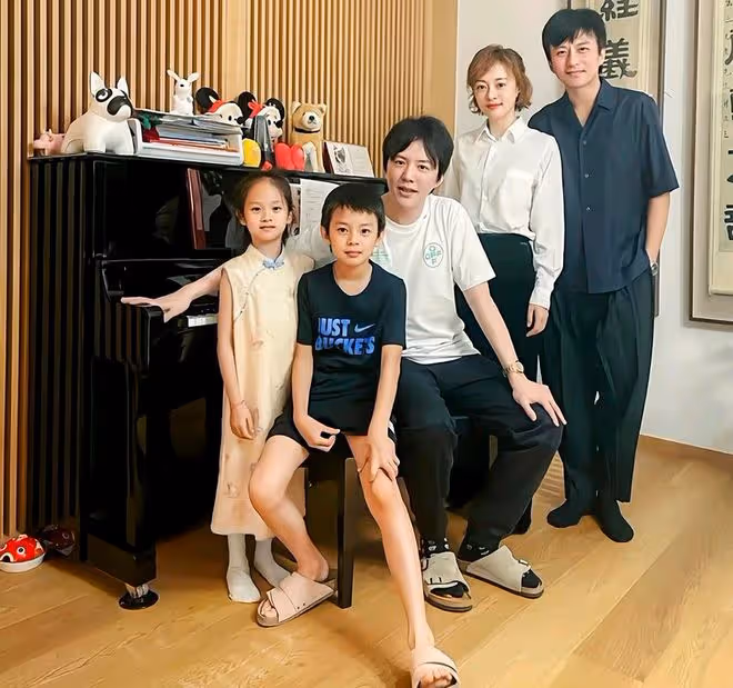 孫儷曬照慶「象牙婚」,手持結婚證表白鄧超,夫妻合體自拍甜到齁
