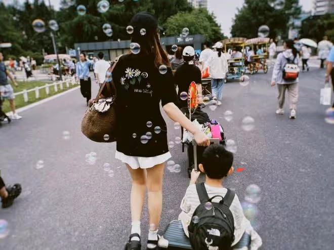 趙麗穎帶兒子公園露營!想想遺傳媽媽大耳朵,坐行李箱移動很享受
