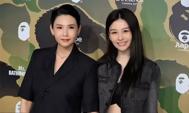 56歲邱淑貞和女兒合體亮相,風姿綽約氣場全開,母女倆共用一張臉