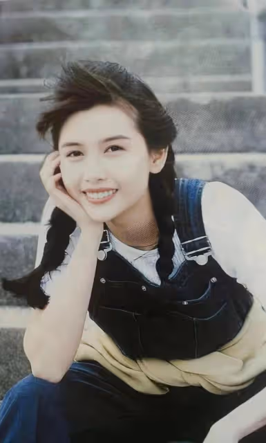 56歲邱淑貞和女兒合體亮相,風姿綽約氣場全開,母女倆共用一張臉