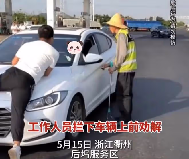 夫妻倆服務區吵架,妻子賭氣要開車上高速,丈夫忙趴引擎蓋上阻攔