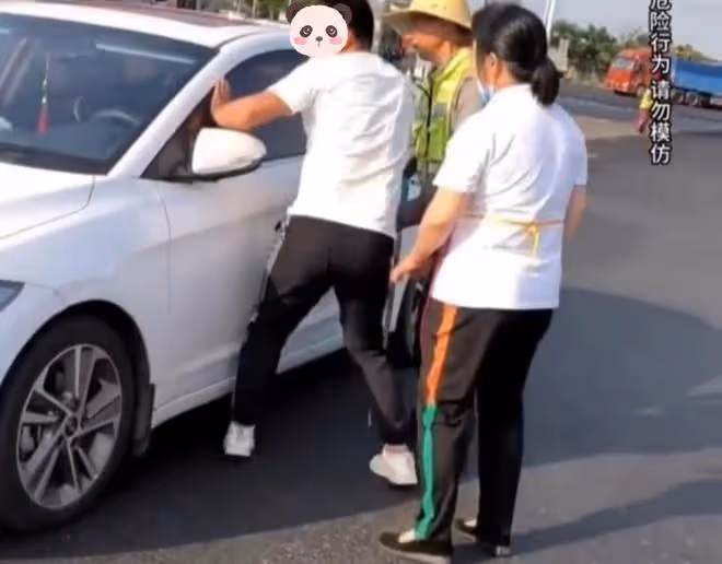 夫妻倆服務區吵架,妻子賭氣要開車上高速,丈夫忙趴引擎蓋上阻攔