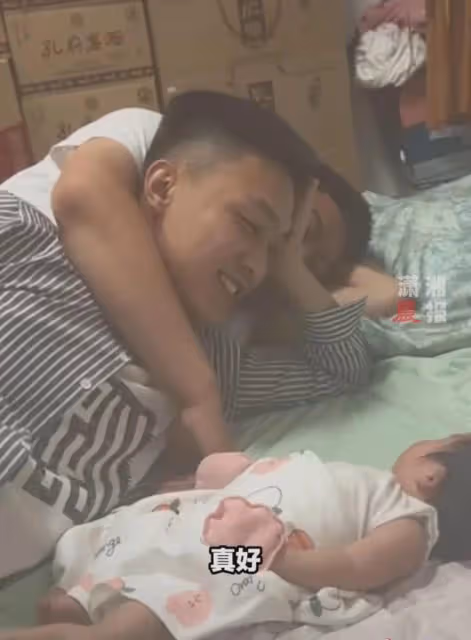男子稀罕朋友閨女想摸一下，被呵斥和兄弟撒嬌，得知原因讓人笑噴